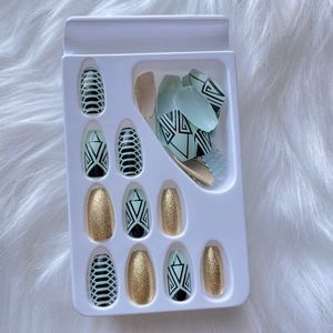 💚✨💅🏻 Green & Gold Glue On Nails 💚✨💅🏻